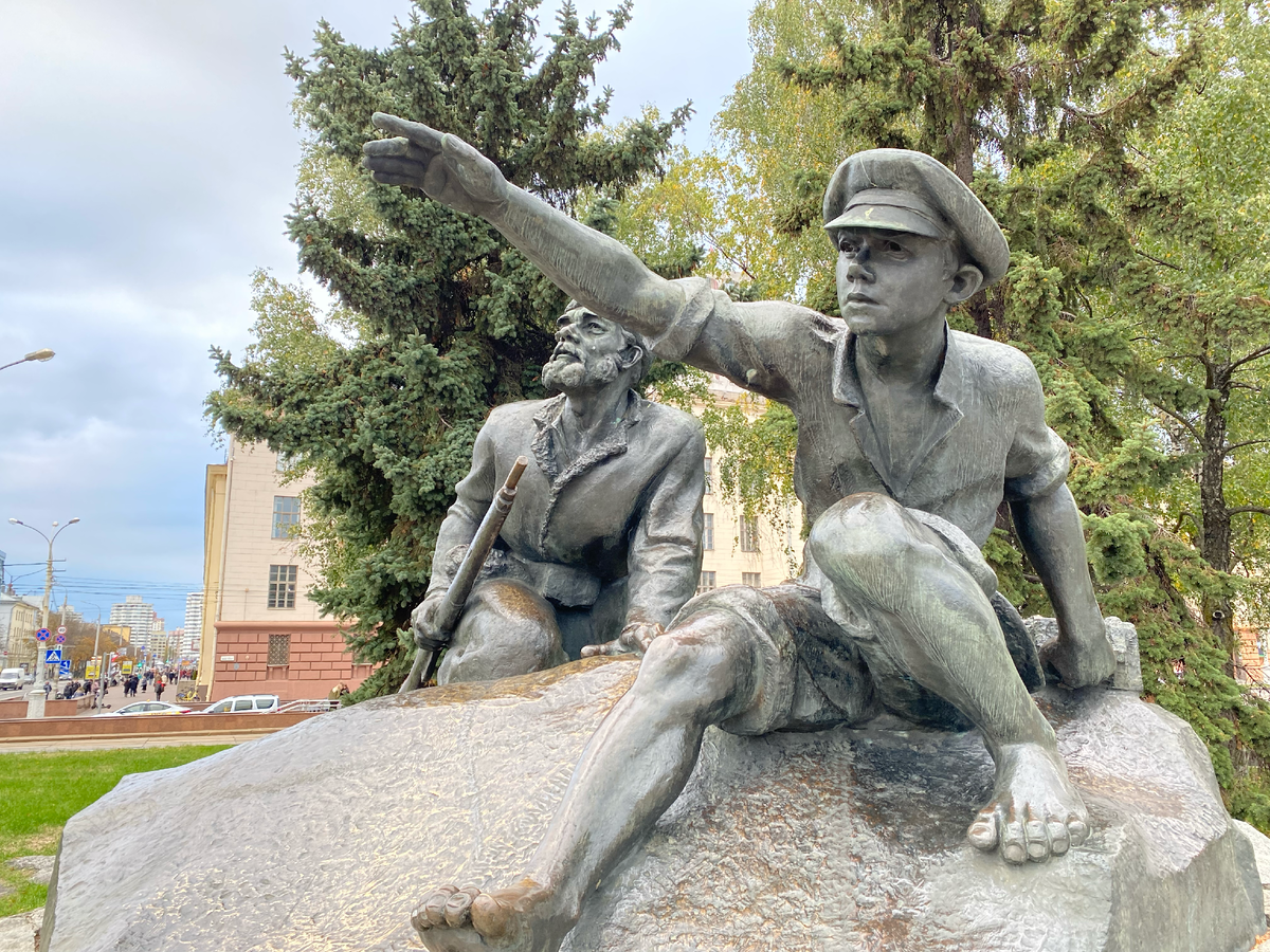 В какую сторону мыслите, товарищ? Фото: памятник на пл. Якуба Колоса в Минске