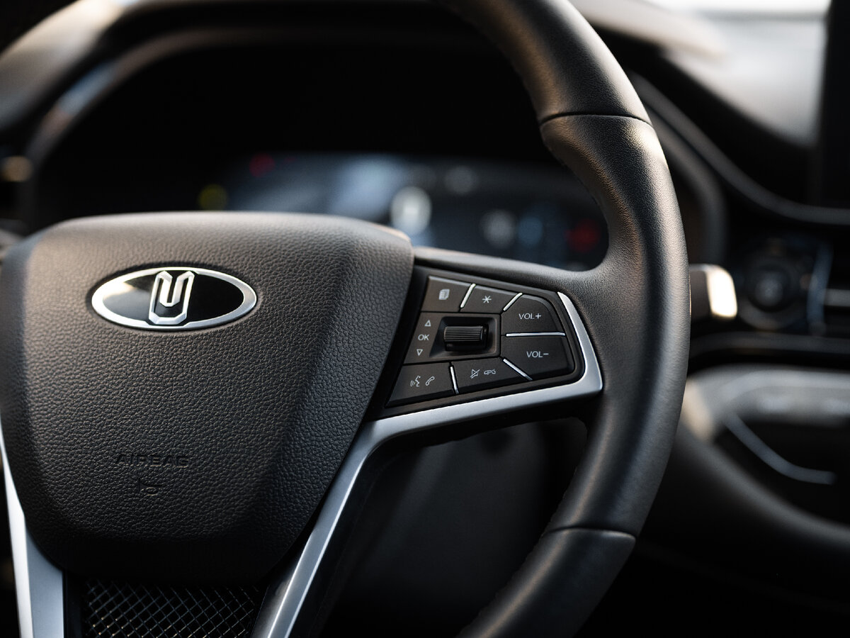 Прибавить громкость, переключить трек или найти другую радиостанцию, не отвлекаясь от дороги, очень просто — для этого есть удобные клавиши на руле 