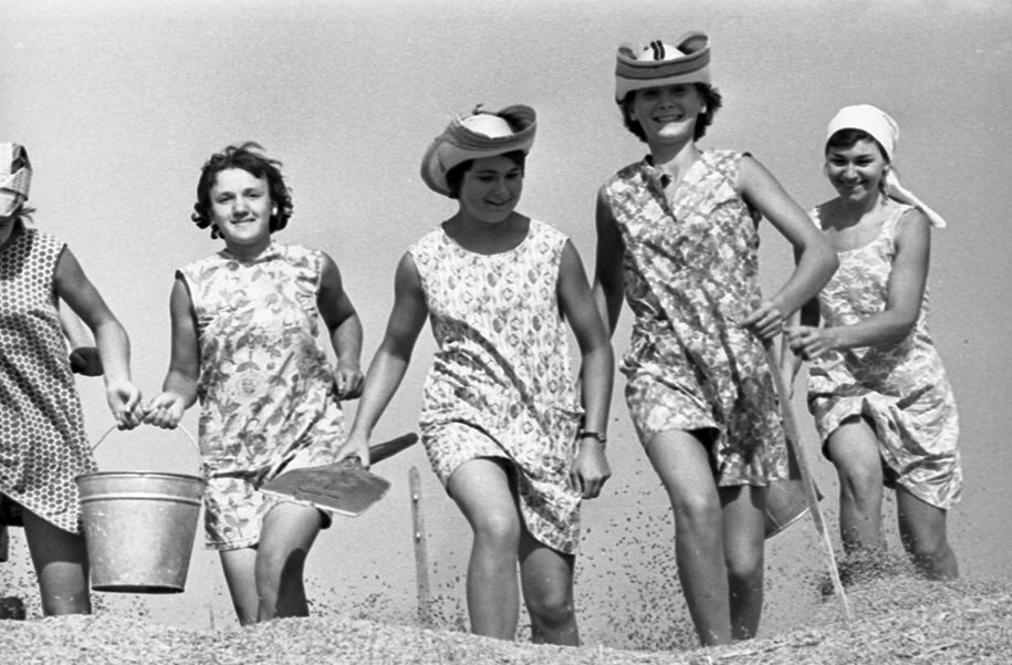 В СССР вопрос внешней красоты не был на первом месте. Главное для женщин было быть «советской женщиной», т.е. поддерживать порядок дома, расти детей, показывать свою лояльность к советской власти.-3