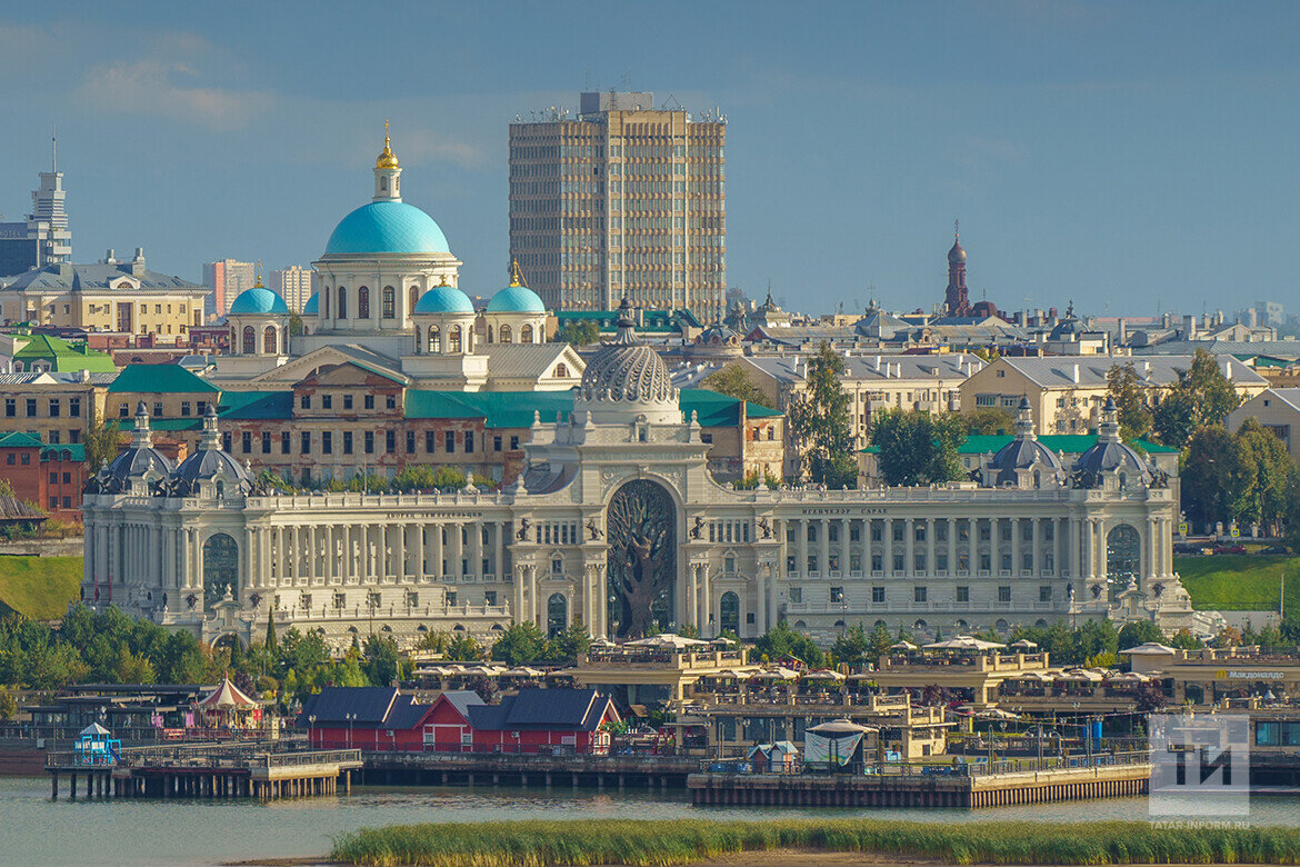 ​С Кремлевской набережной прекрасно просматривается дерево Дворца земледельцев как символ семьи. Фото: © Владимир Васильев / «Татар-информ»