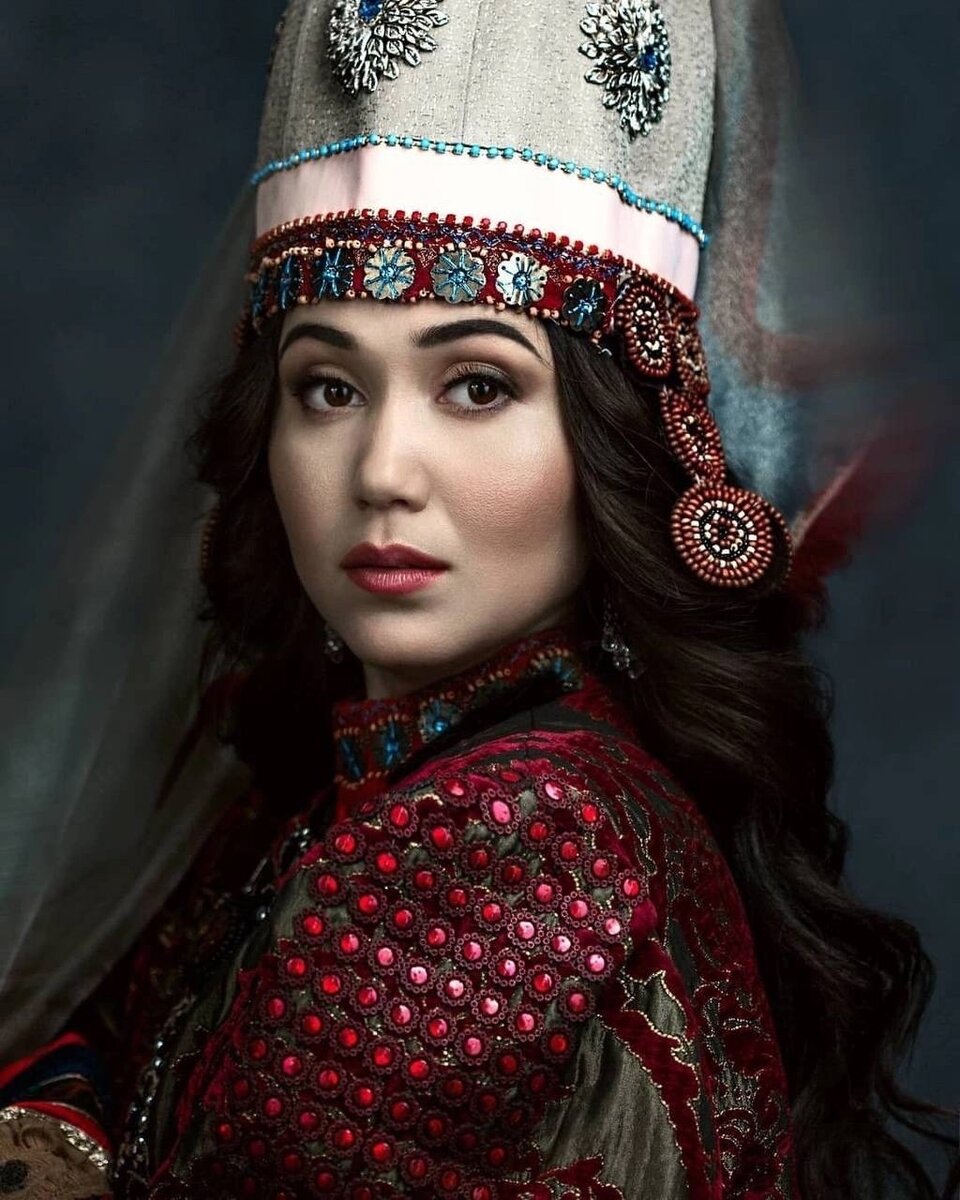 Палеогенетики в 2023 г. прочитали геном дочери правителя Первого Тюркского каганата. Она оказалась генетически близка к популяциям, говорящим на тунгусских и монгольских языках.