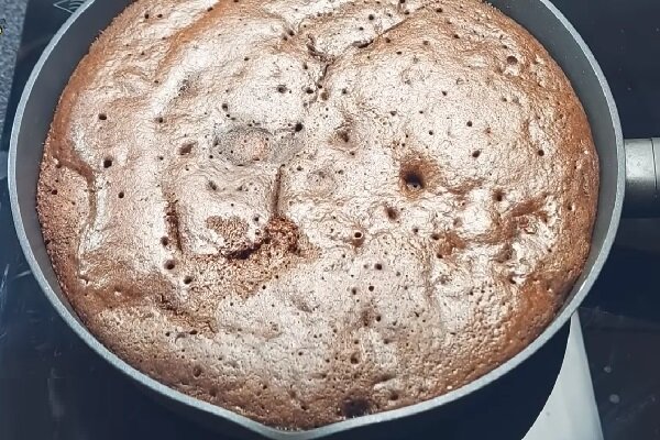 Бананово-шоколадный торт на сковороде — это именно тот рецепт, который пригодится вам в жару. Отличный десерт к чаю, который можно приготовить на сковороде, не включая духовку.-13