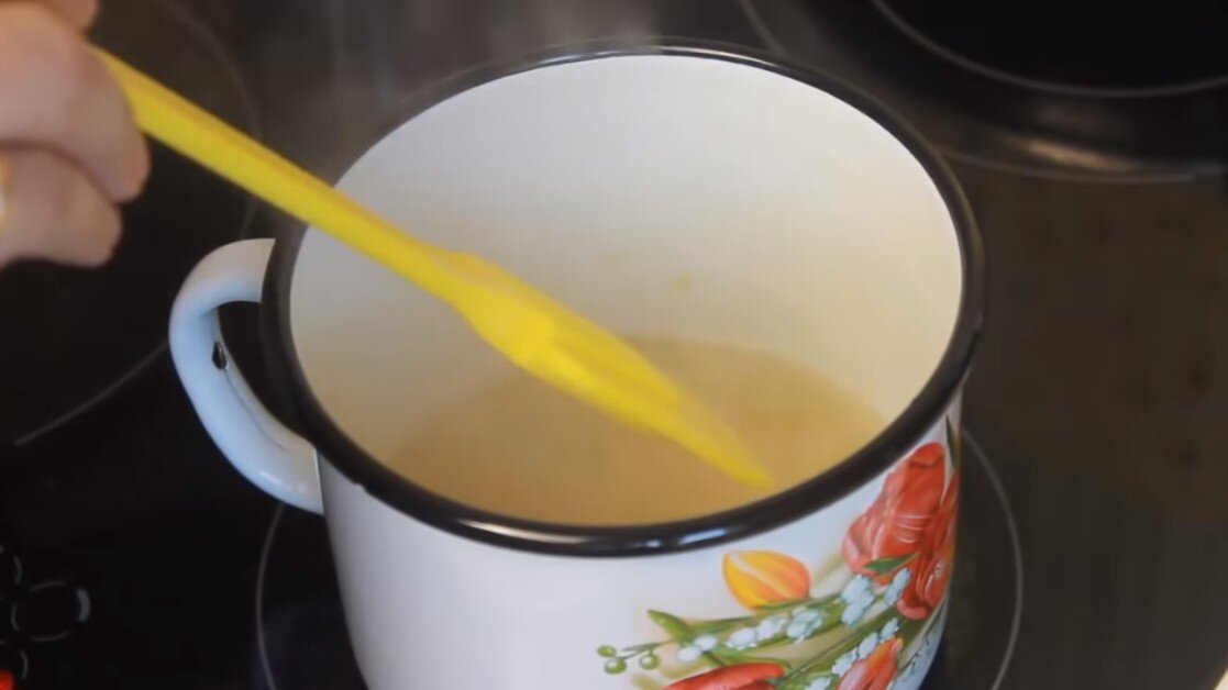 Когда не хочется долго возиться с выпечкой, но душа требует вкусненького к чаю, на помощь приходят вот такие рецепты:) С таким тортиком справится даже ребенок, поэтому обязательно попробуйте его...-4