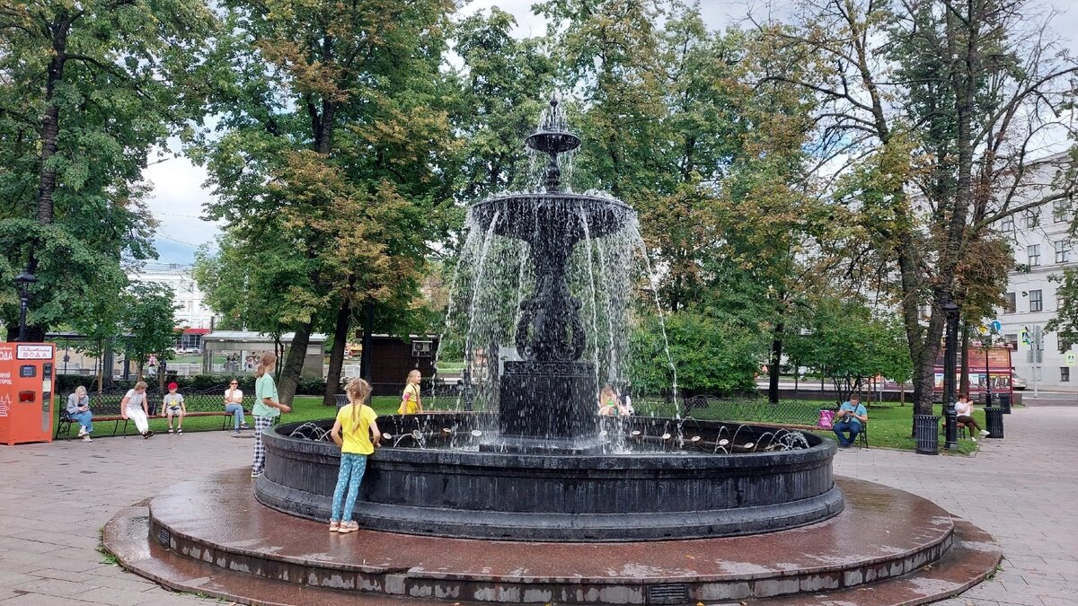     Мэрия Нижнего Новгорода обещала, что 2 августа все фонтаны в городе прекратят работу. Но как минимум два объекта в День ВДВ функционировали. Об этом сообщает корреспондент NewsNN.