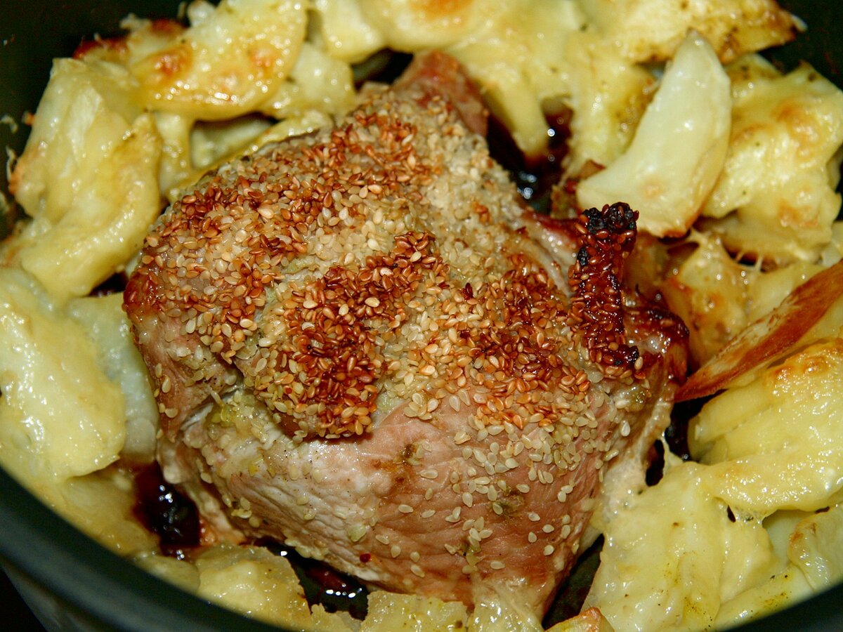 Грибы со свининой и картофелем в духовке