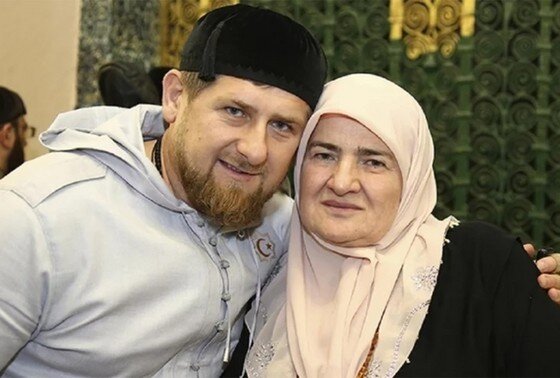    Рамзан Кадыров с мамой Аймани Кадыровой