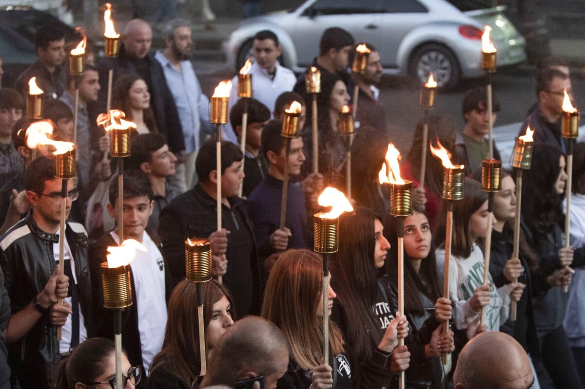 Франция выразила соболезнования. Факельное шествие в Армении. Факельное шествие в Ереване 23.04.2023. Ереван факелы шествие. Факельное шествие в Италии.