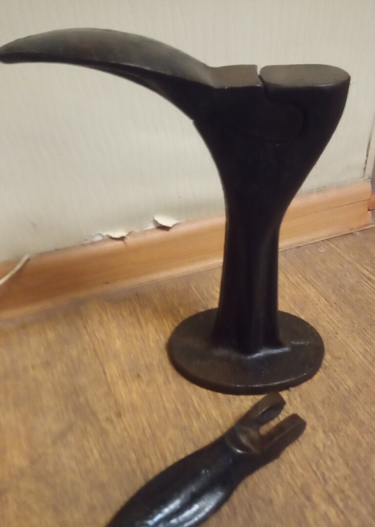 Куда разместить новый экспонат? Интересно, а кем этот дедушка работал? Фото автора