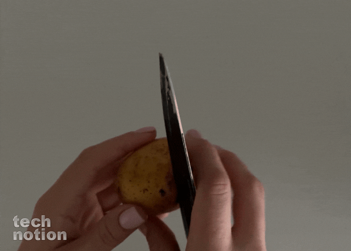 Надрезаем кожуру картофеля для быстрой очистки после варки / Изображение: дзен-канал technotion