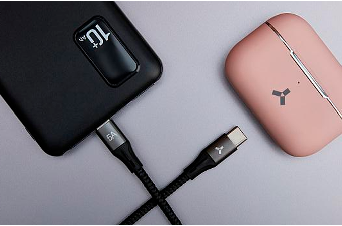 Type-c поддерживает стандарт QC4 c силой тока 5 ампер и возможностью даже заряжать ноутбуки.