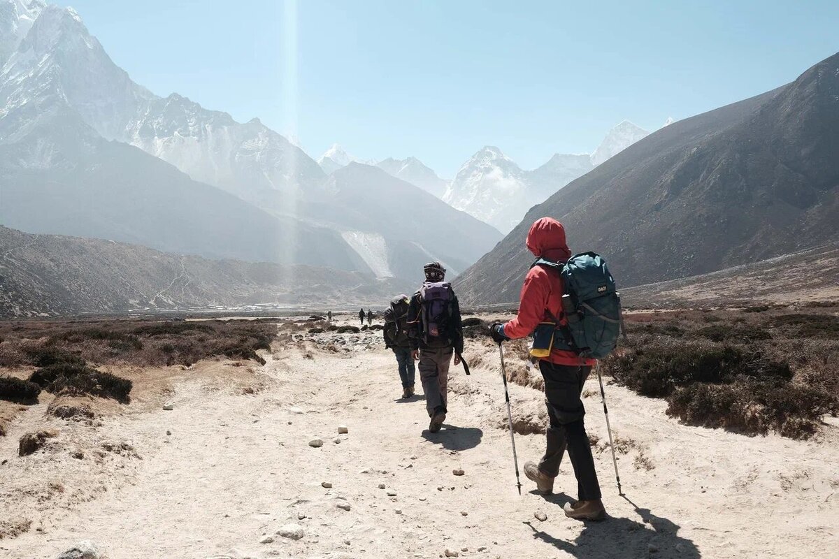 3 низких горы. Непал треккинг. Непал турист гора. Непал восхождение. Путешествие в горы.
