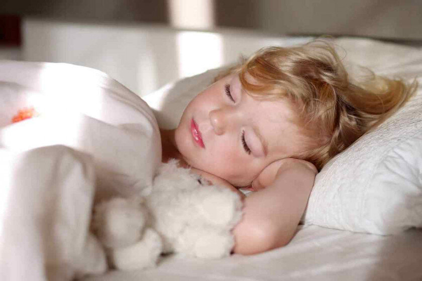 Почему ребенок потеет во сне?
