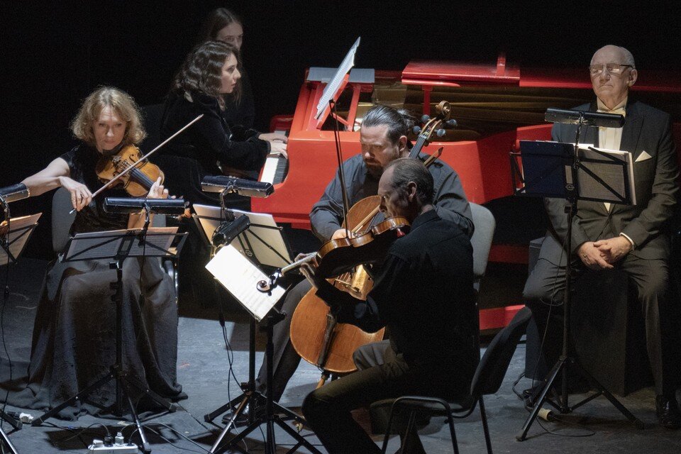    Спектакль сопровождала музыка Шостаковича. Фото: Александр Крылов