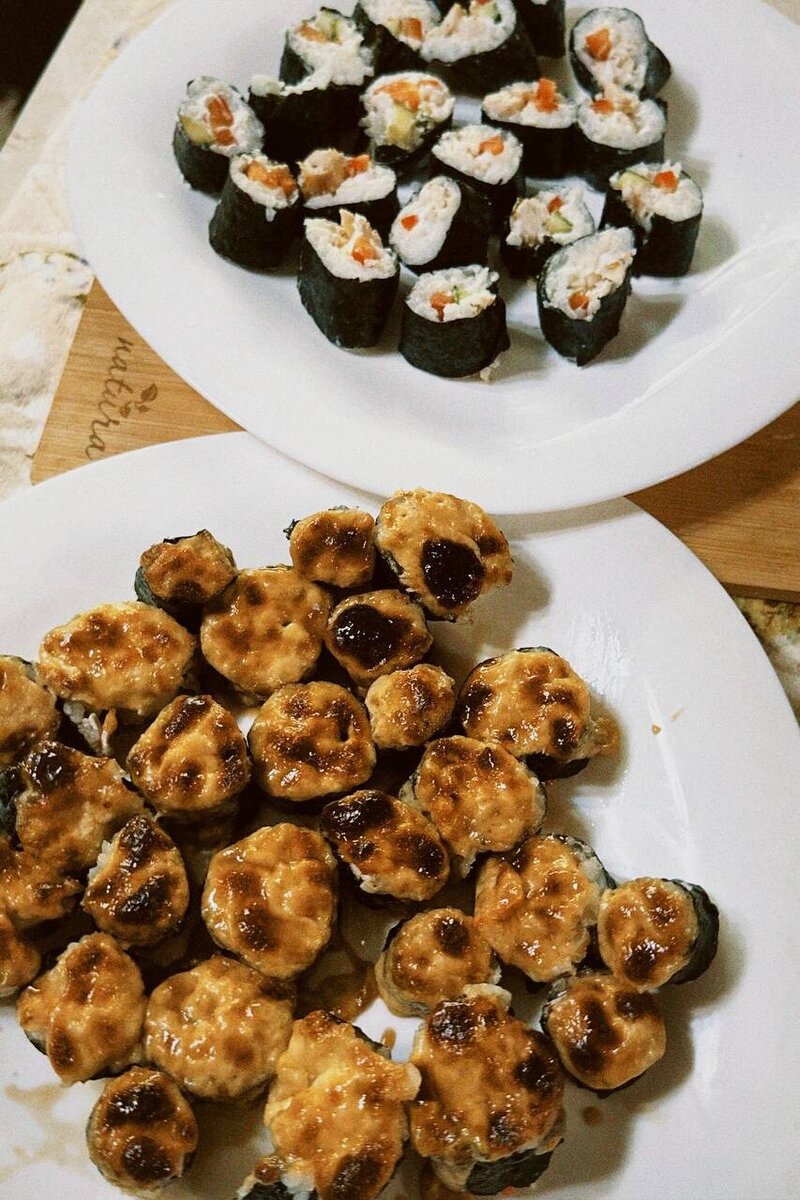 Приготовила родным в качестве закуски роллы с огурцом и авокадо, и запеченные роллы с лососем и сыром.