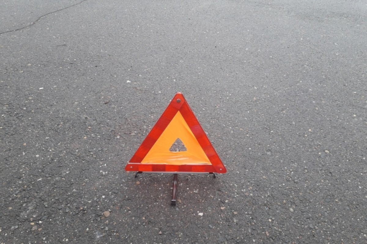    Полицейские работают на месте аварии.