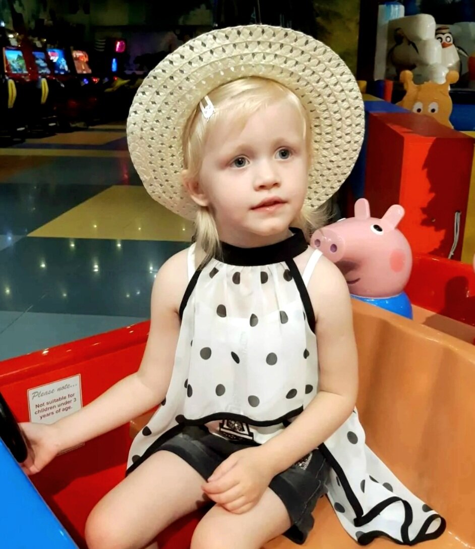 Ребенок с интересом смотрит на этот мир// Фото из свободных источников