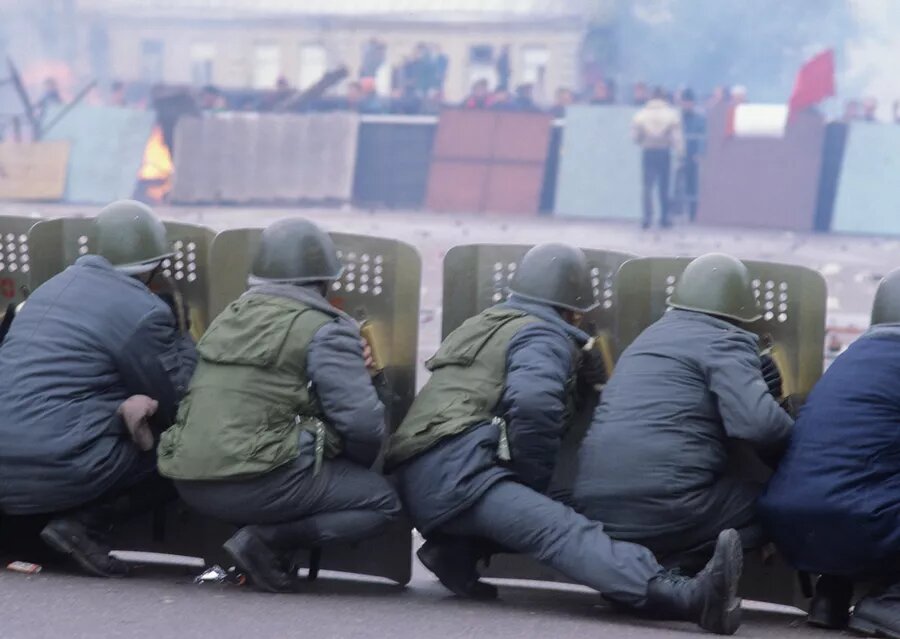 Оцепление ОМОН и баррикады сторонников ВС РФ на Смоленской площади 2 октября 1993 года. © РИА Новости / Борис Приходько