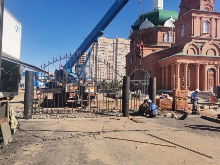    Газодобытчики ведут работы по монтажу ограждения храма Пимена Угрешского в Оренбурге Кристина Просвиркина