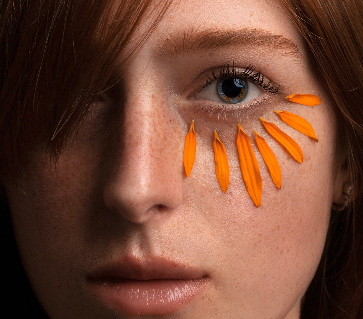 Кожа вокруг глаз быстро теряет тонус