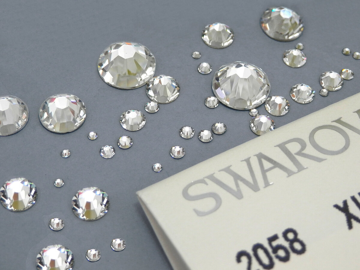 Swarovski - бренд, который производит кристаллы высочайшего качества.