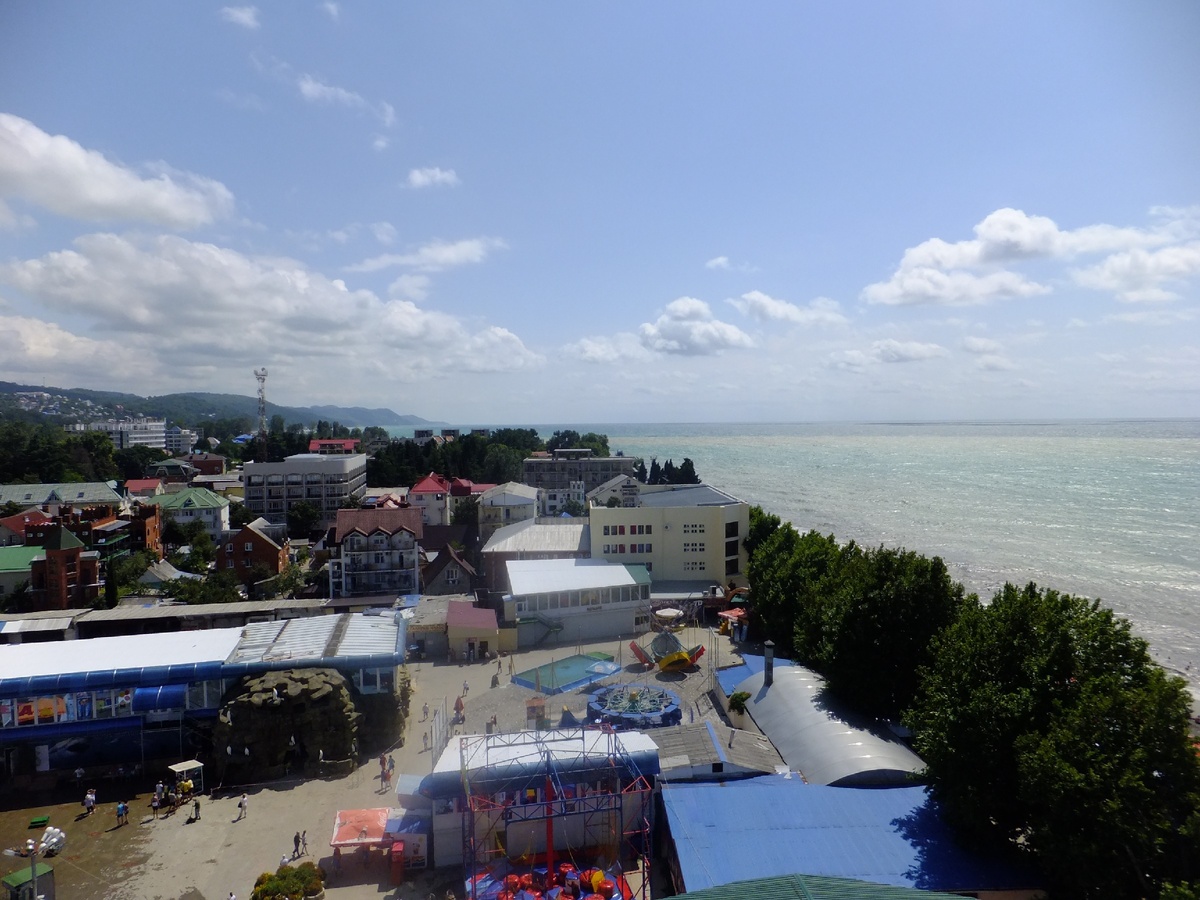 Вид с колеса обозрения в Лазаревском.