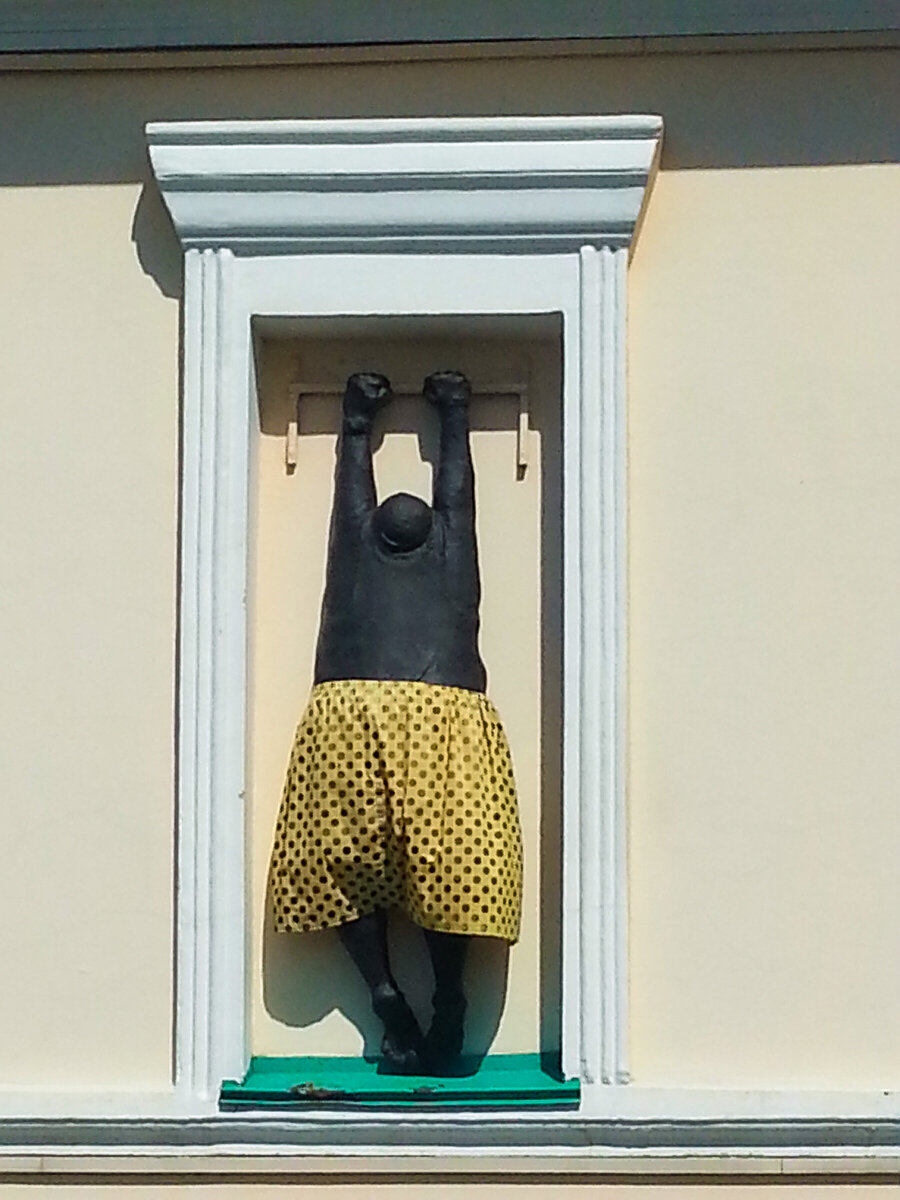 статуя висящего человека. памятник возлюбленным. памятник любовнику. памятник любовнику. статуя на балконе.