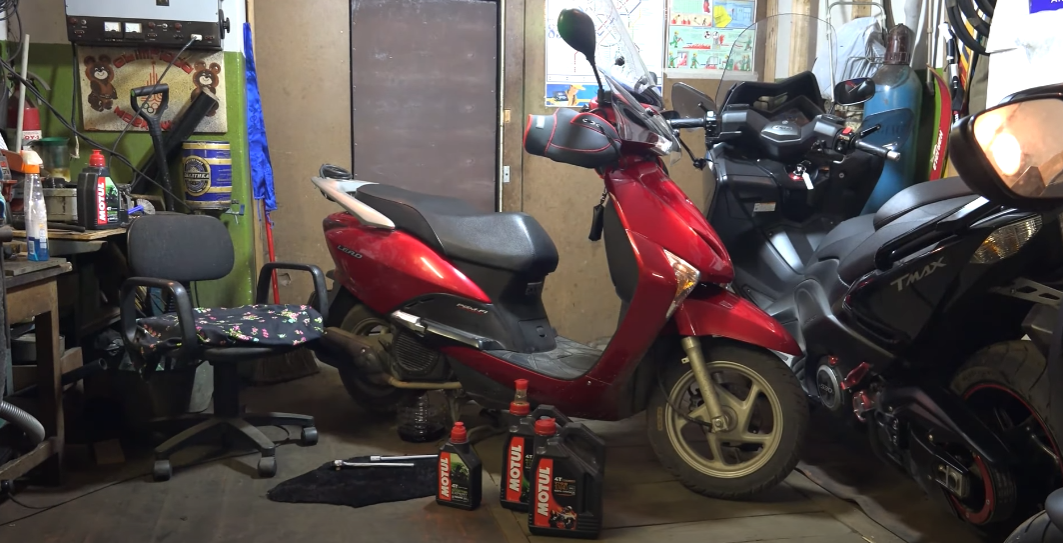 Замена масла в 4Т скутерах