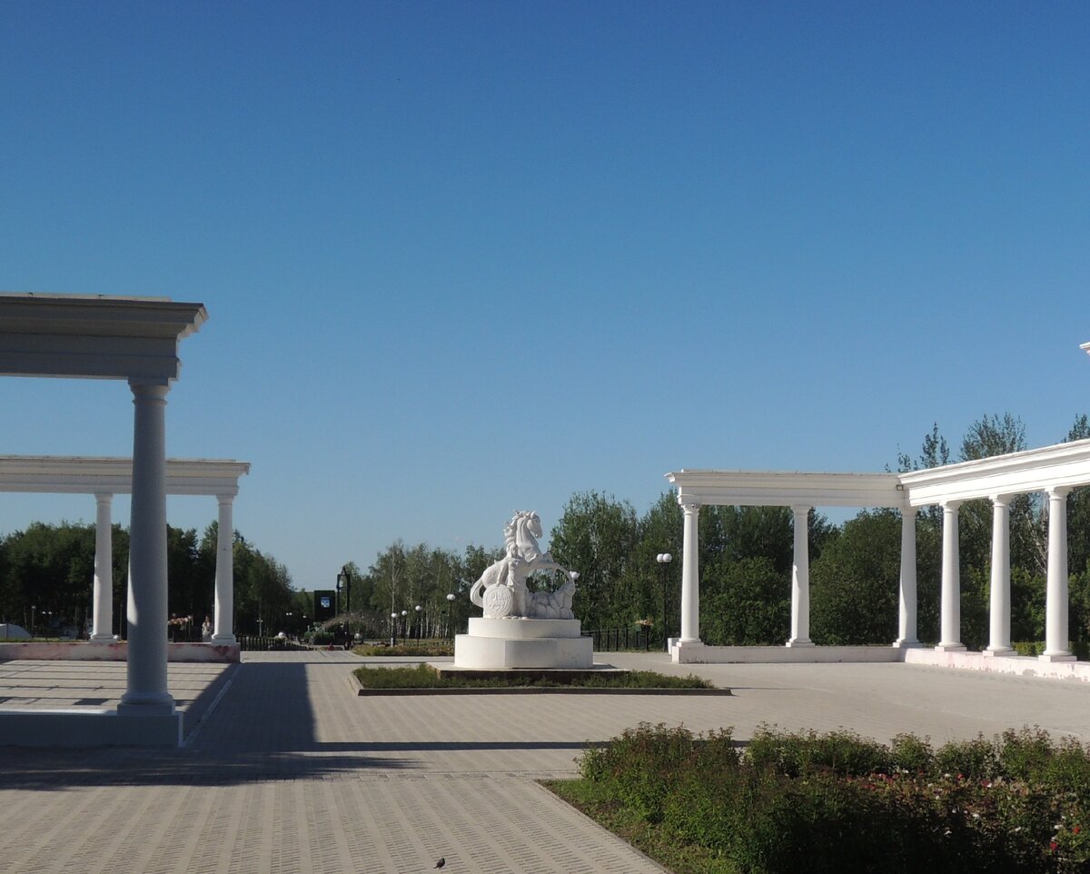 Новая скульптура на входе в старый парк в окружении колоннады. "Амазонка Барспит", вероятно, непосредственно относящаяся к истории Чувашии. Фото автора