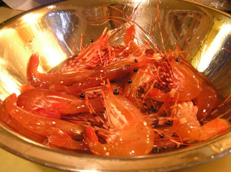 Ужасный способ — китайцы вымачивают живых креветок в алкоголе, вроде как маринуя их. Взрослых креветок крупного размера подают к столу, предварительно залив байцзю (Baijiu) – спиртным напитком-аналогом водки. И потом едят. Живыми. Несмотря на состояние опьянения, бедные креветки борются за жизнь до последнего момента, и пытаются сбежать. В наши дни во многих китайских ресторанах это блюдо делают из вареных креветок, однако сохранились и заведения для любителей аутентичных рецептов.
