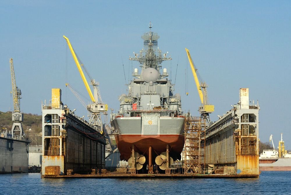ГРКР "Москва" в доке 13-го судоремонтного завода ЧФ. Источник: modgahead-sev.livejournal.com