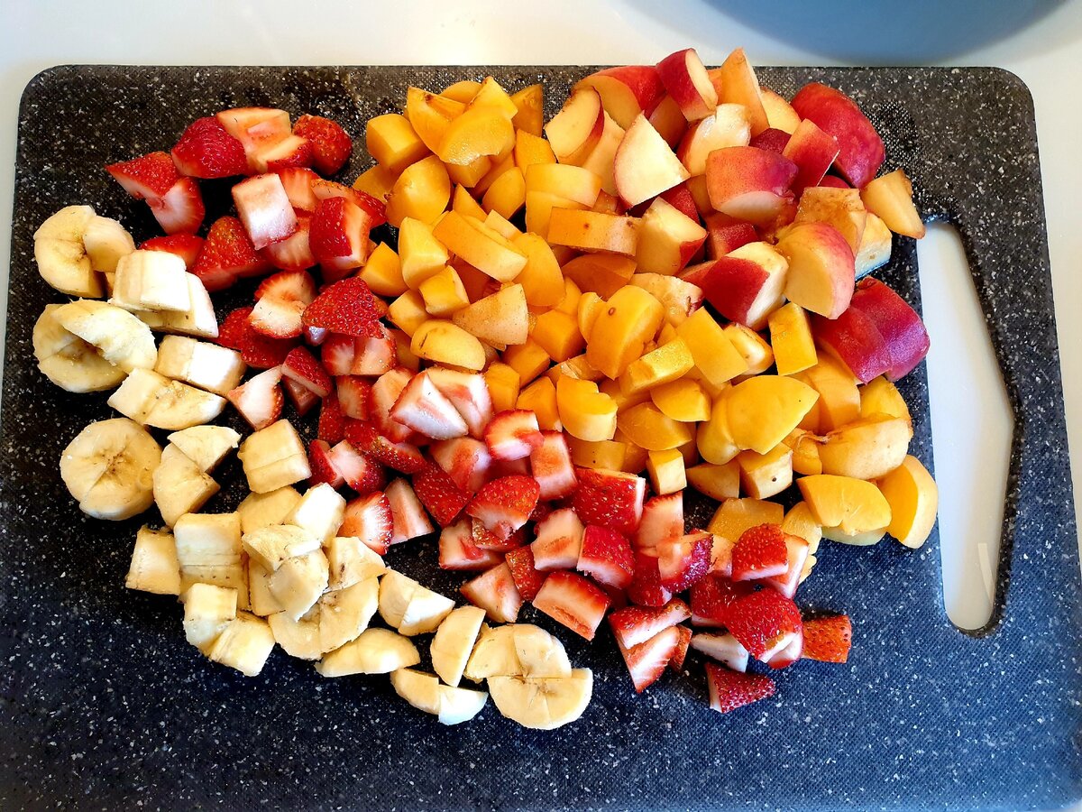 Какие мелкие кусочки. Нарезанные фрукты. Нарезка кубиками. Кубики "фрукты". Фруктовый салат.
