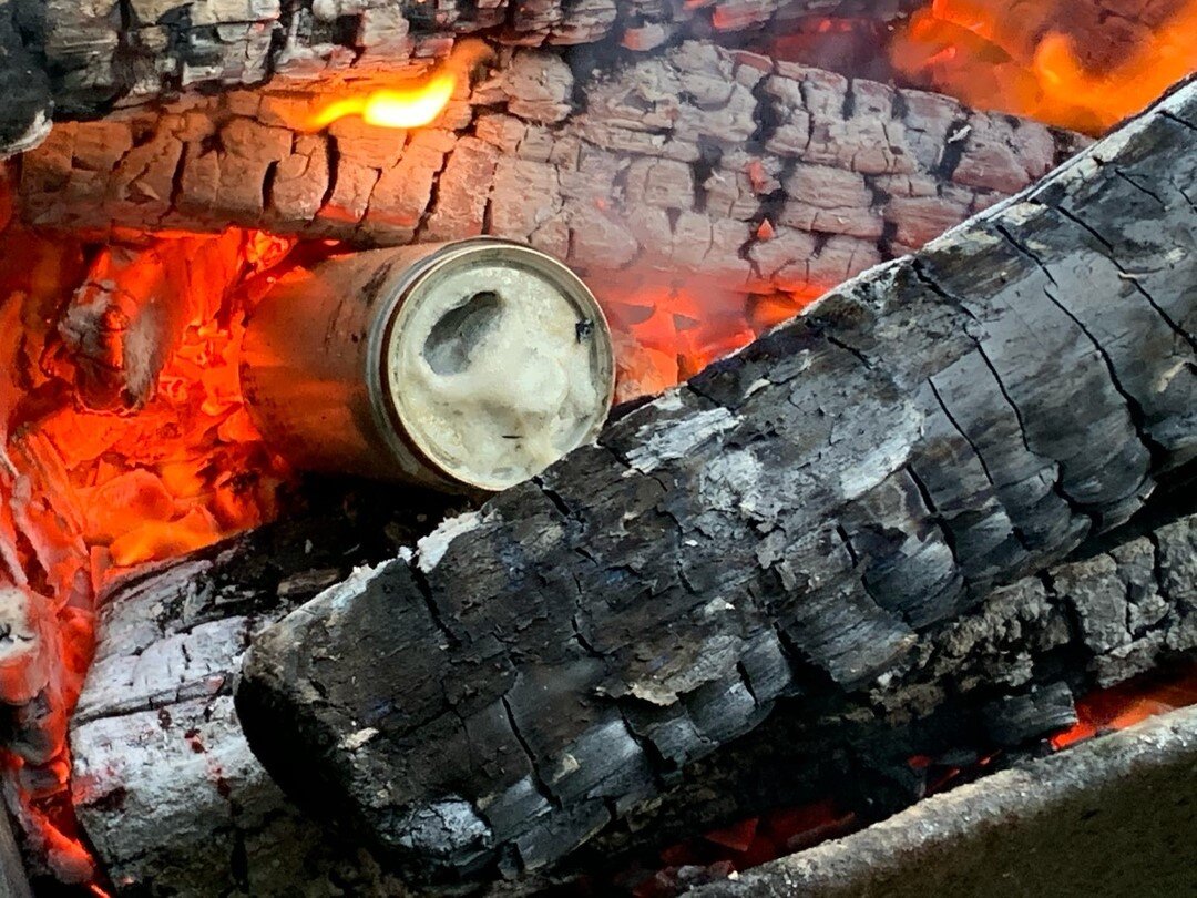 Полено горит. Тлеющее полено. Горящее бревно. Полено для камина длительного горения.