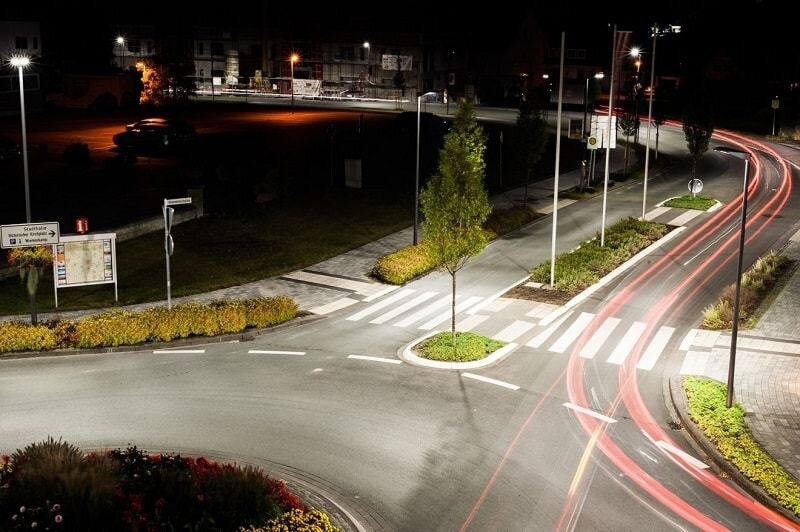 Перечисленные опоры применяются для организации утилитарного освещения городских улиц и магистралей, крупных парковок и площадей, транспортных развязок, парков и мостов.
Из особенностей многогранных опор отмечают небольшой вес, долговечность, простой, но современный и универсальный дизайн. Подобные столбы могут изготавливаться по индивидуальным размерам. Их определяют в ходе расчета многогранных опор, который также учитывает, с какой целью они будут использоваться:
