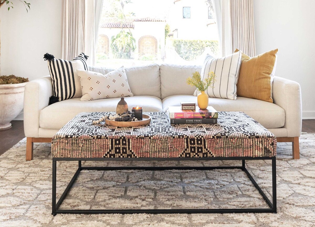 Декор небольшого дивана подушками