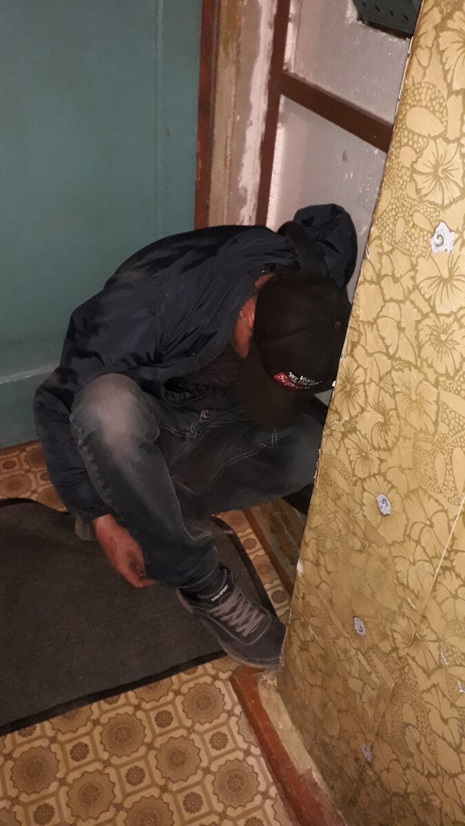 Фото из личного архива. Папа  " ну очень уставший" пришёл к сыну.