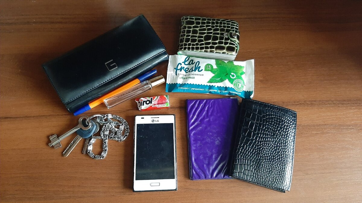 Это содержимое моей сумки. Чужое фотографировать было неправильно.
