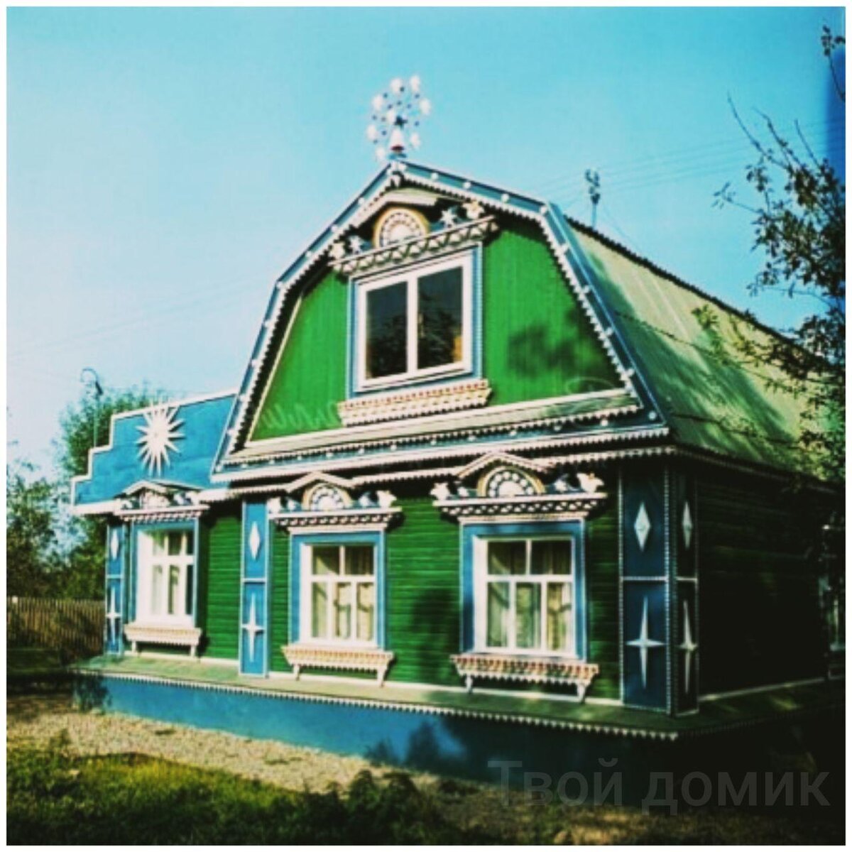 Зеленый деревянный дом старый