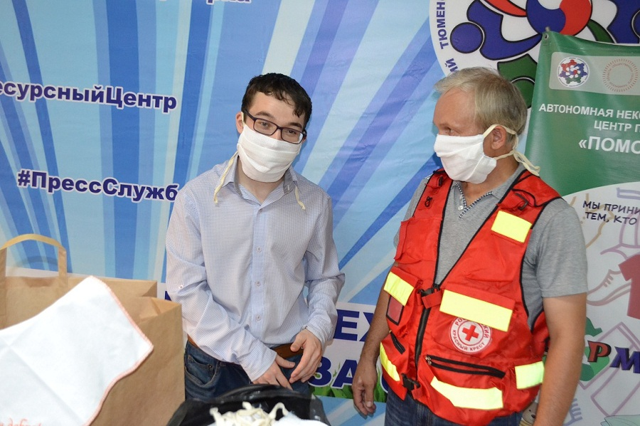 в Тюмени осужденные подростки сшили маски и носовые платки для пожилых . Часть из них передали некоммерческой организации "Вдохновение", которая помогает  людям с ограниченными возможностями здоровья,  пожилым и ветеранам. 