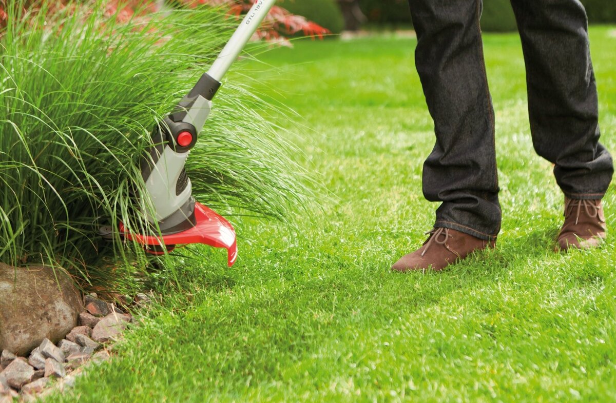 Стрижка газона триммером