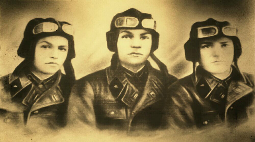 Фотоснимок из Белорусского государственного музея истории Великой Отечественной войны. Экипаж танка 44-й легкой танковой бригады. Братья Кричевцовы, уроженцы Гомельской области. Слева направо: стрелок-радист Елисей, механик-водитель Константин и командир танка Минай. Погибли в бою 26.06.1941 г. возле д. Лапы под Белостоком, направив свой горящий танк на вражескую бронемашину. Источник: kpopov.ru. Фотография использована в качестве иллюстрации.