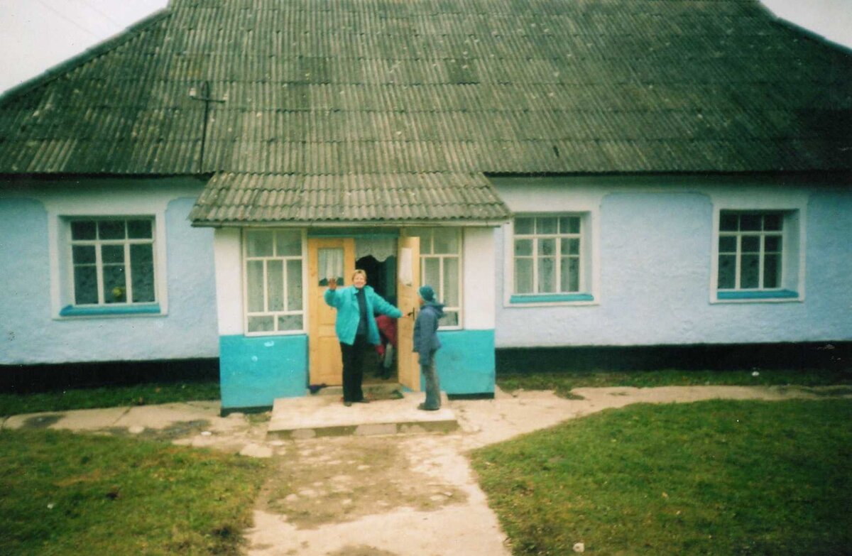 Фотографии нашего дома у меня в Москве не нашлось, зато откопала в архивах пленочную фотографию из поездки на мамину родину