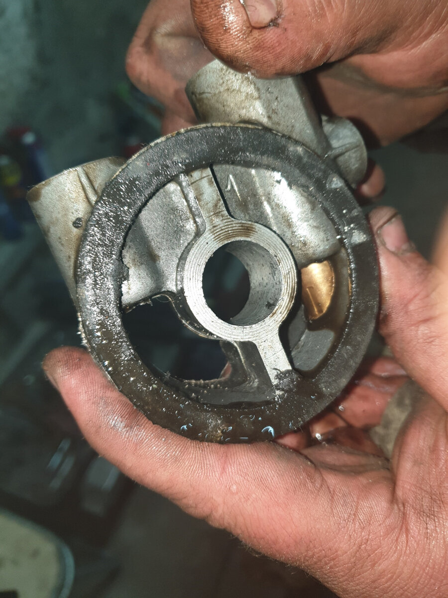 термоклапан масляного радиатора. 