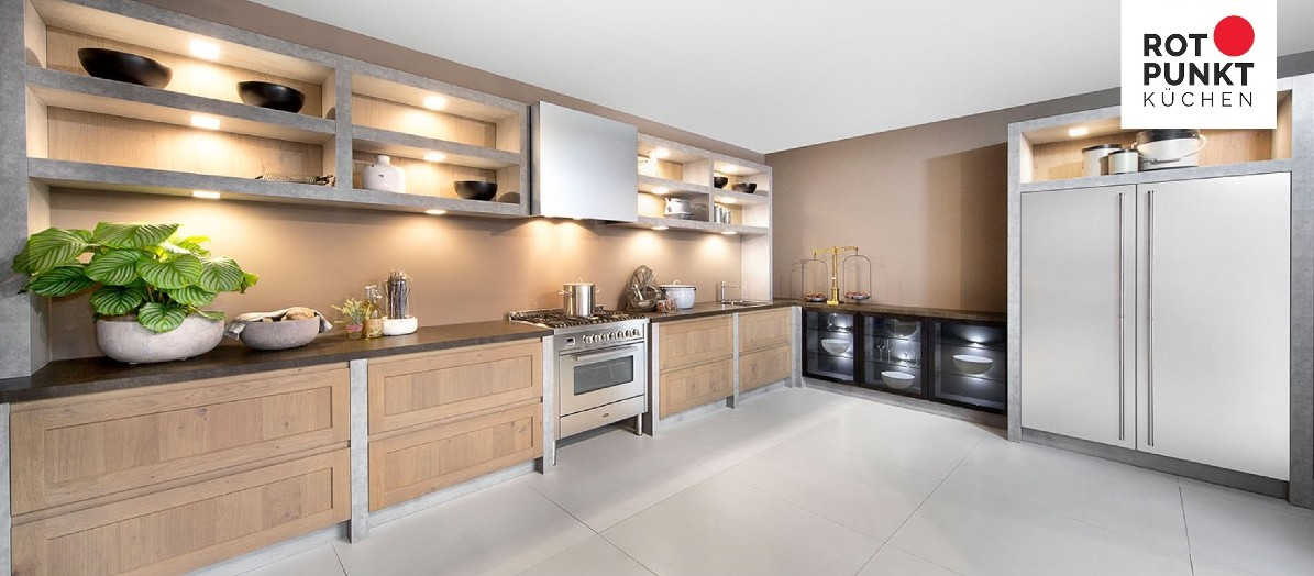 Брутальные бетонные полки, шкаф с металлическими фасадами и отстуствие ручек