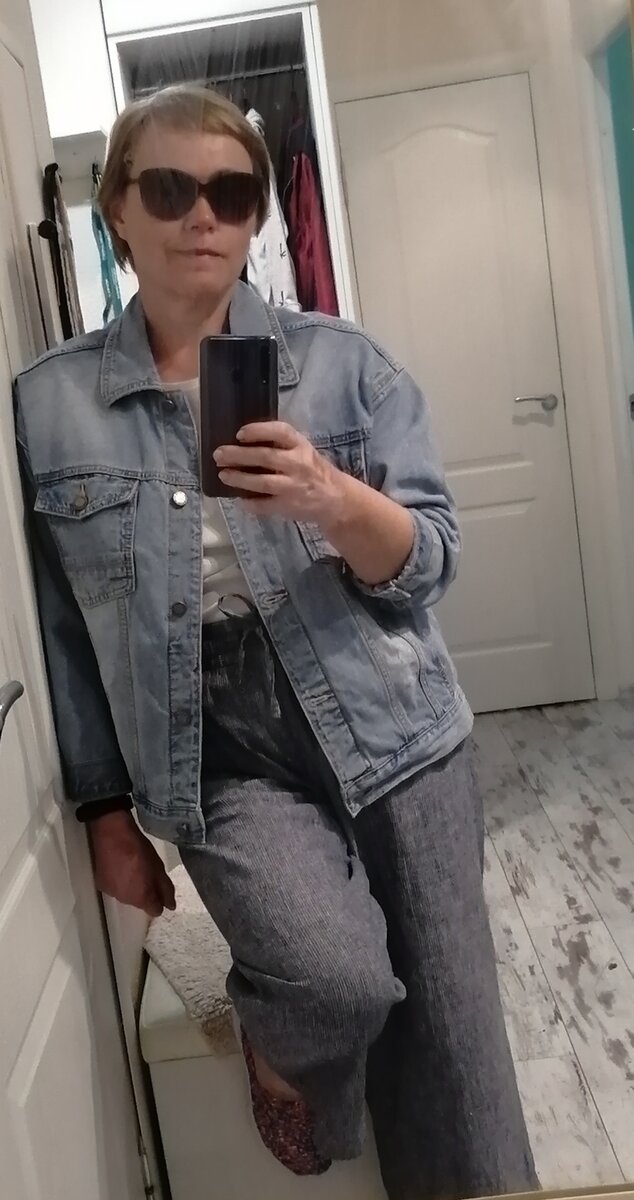 Куртка простая, не брендовая, сшита хорошо