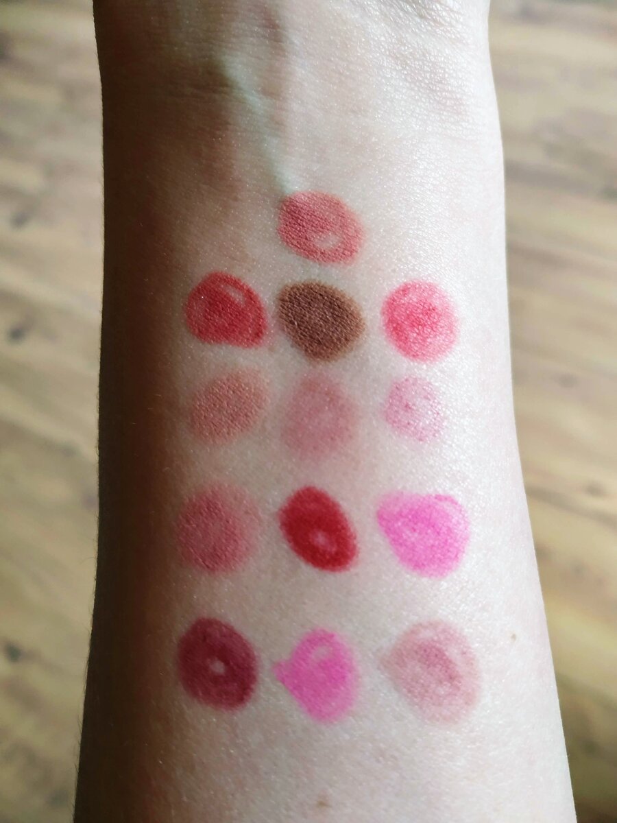 12 карандашей Menow Smoothing Lip Liners: swatches