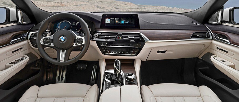 Передняя панель такая же, как у моделей пятой и седьмой серии. Опционально доступны виртуальные приборы, камеры кругового обзора, технология автоматической парковки, проекция информации на лобовое стекло, адаптивный круиз-контроль, системы удержания в полосе движения, слежения за разметкой, слепыми зонами и трафиком на перекрёстках.