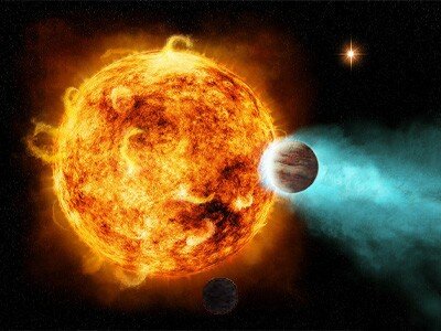 Время от времени астрономы находят экзопланеты в отдалённых солнечных системах и галактиках. Однако никогда ещё не были зафиксированы сразу две экзопланеты, вращающиеся возле газового гиганта, похожего на наше Солнце. Соответствующее открытие было сделано с помощью Чрезвычайно большого телескопа Европейской южной обсерватории. На полученном изображении находится газовый гигант, вокруг которого вращаются сразу две больших экзопланеты. Это первый раз, когда астрономам удалось зафиксировать солнцеобразную звезду с более чем одной вращающейся планетой. 
Объект находится на расстоянии около 300 световых лет и известен как TYC 8998-760-1. По мнению астрономов, звезда очень напоминает наше Солнце. Дополнительно уточняется, что в данный момент она пребывает на начальной стадии развития. Исследователи уточняют, что ранее были зафиксированы только две системы с двумя или более экзопланетами на орбите, но в обоих случаях звёзды кардинально отличались от Солнца. 
