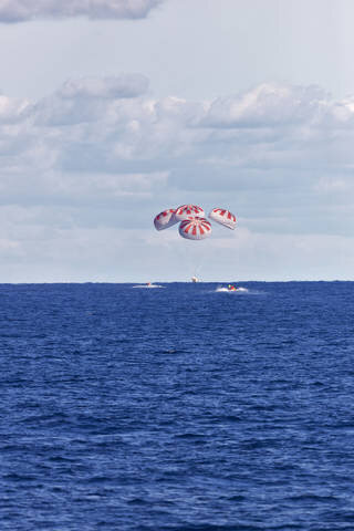  Crew Dragon управляется четырьмя парашютами при приводнении в Атлантике 8 марта 2019 года, после возвращения несвинченного космического корабля с Международной космической станции на миссию Demo-1.