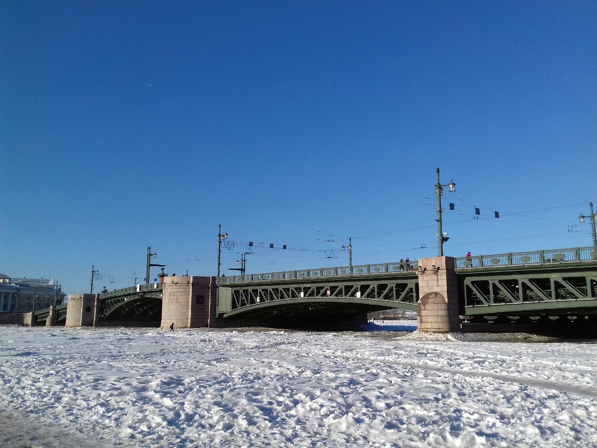 Ну в каком еще городе можно зимой пройтись по льду прямо под разводным мостом?