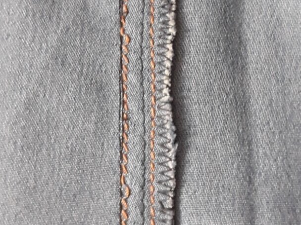 Петляющая строчка. Изнанка изделия из денима.